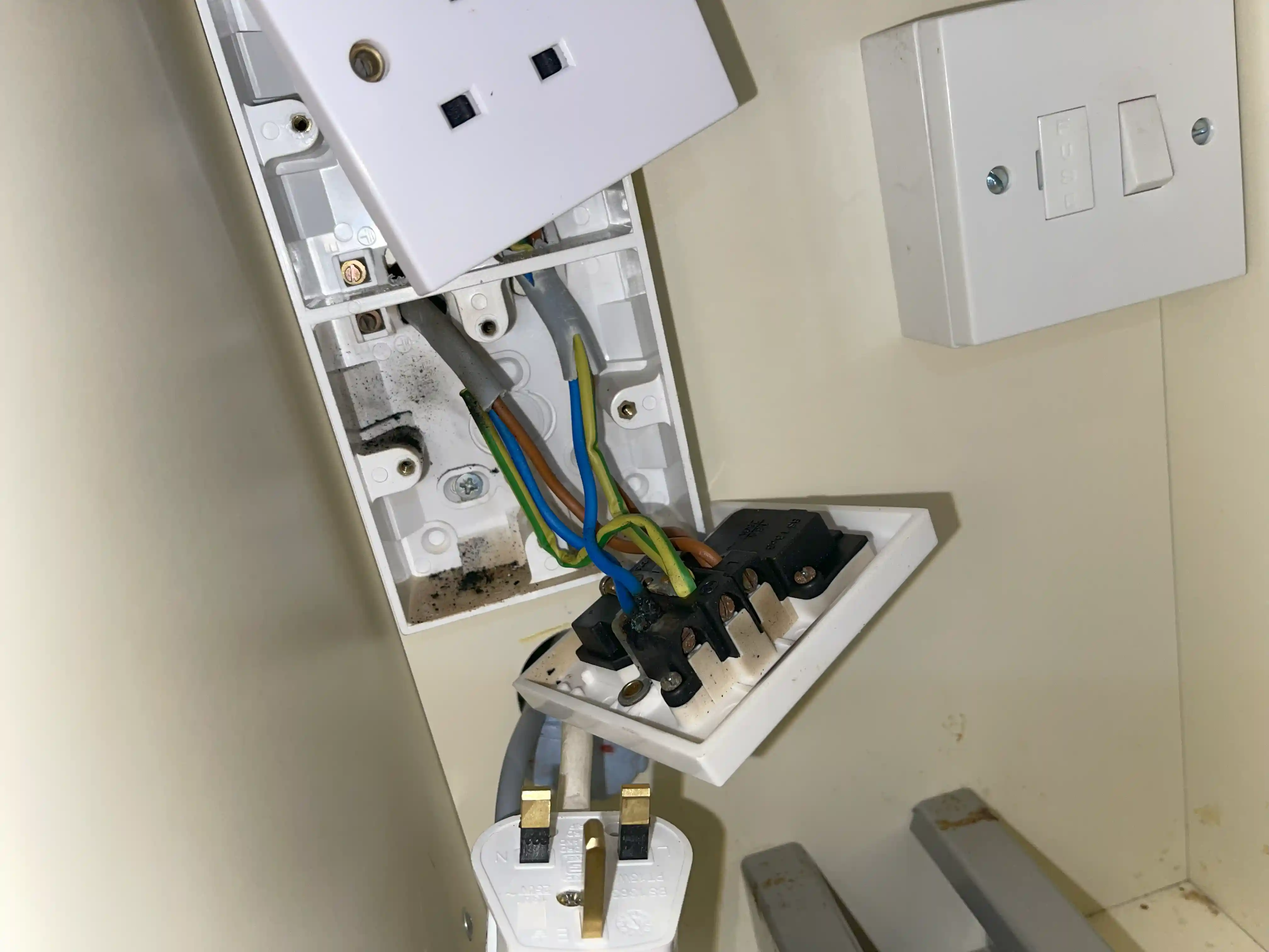 24 Hours Emergency Electrician near Portsmouth